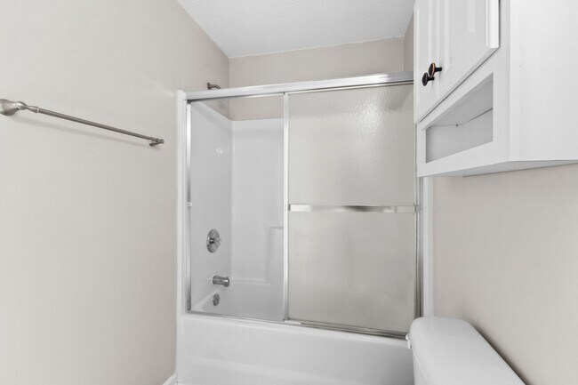 Building Photo - Charming Townhome with Water Views near The Market Common!