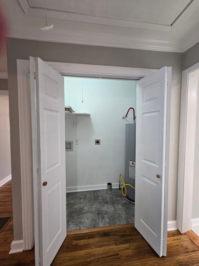 Building Photo - 2801 Oak St