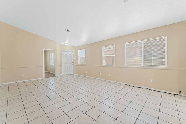 Building Photo - Charming Home with Spacious Backyard!