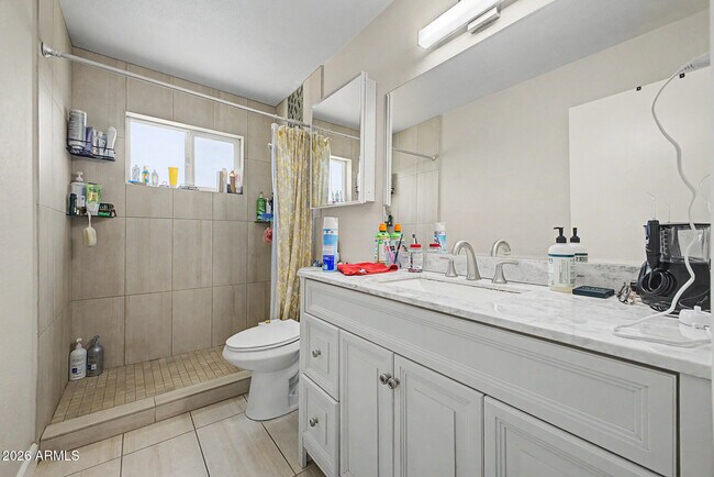 Building Photo - 2208 W San Miguel Ave