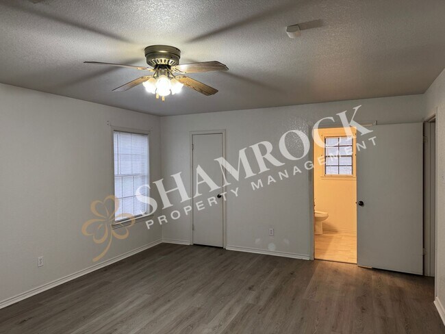 Building Photo - 712 N Crooked Creek Rd
