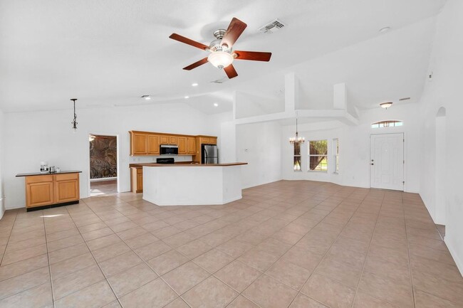 Building Photo - 214 SW Milburn Cir