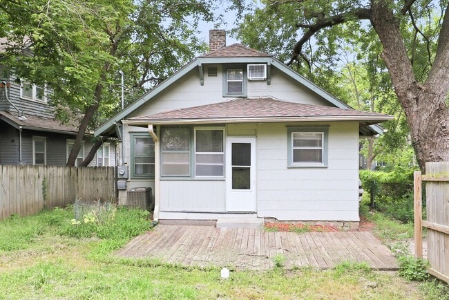 Building Photo - 1213 SW Plass Ave