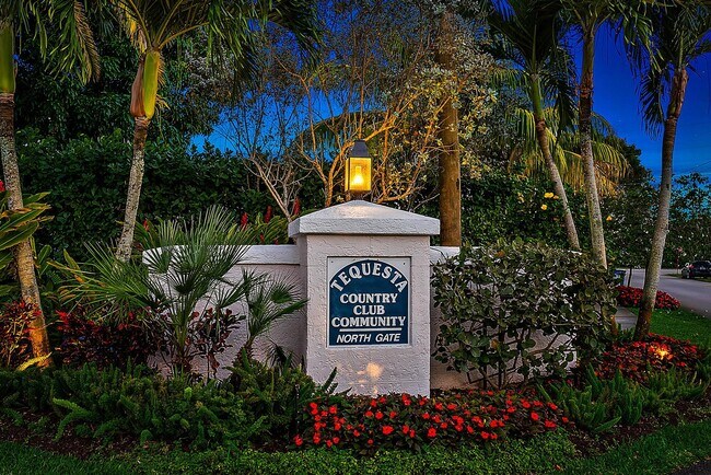 Building Photo - 305 Country Club Dr