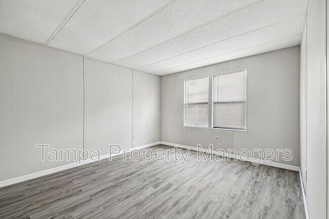Building Photo - 201 Country Ln