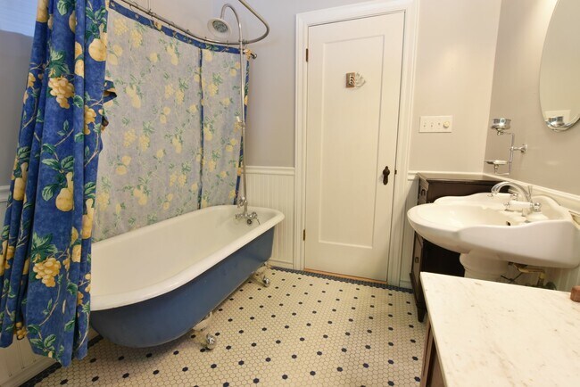 Building Photo - Charming 3 Bedroom 1 Bath Home in Prestigi...