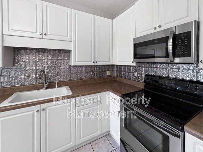 Building Photo - 6 Twickenham Dr