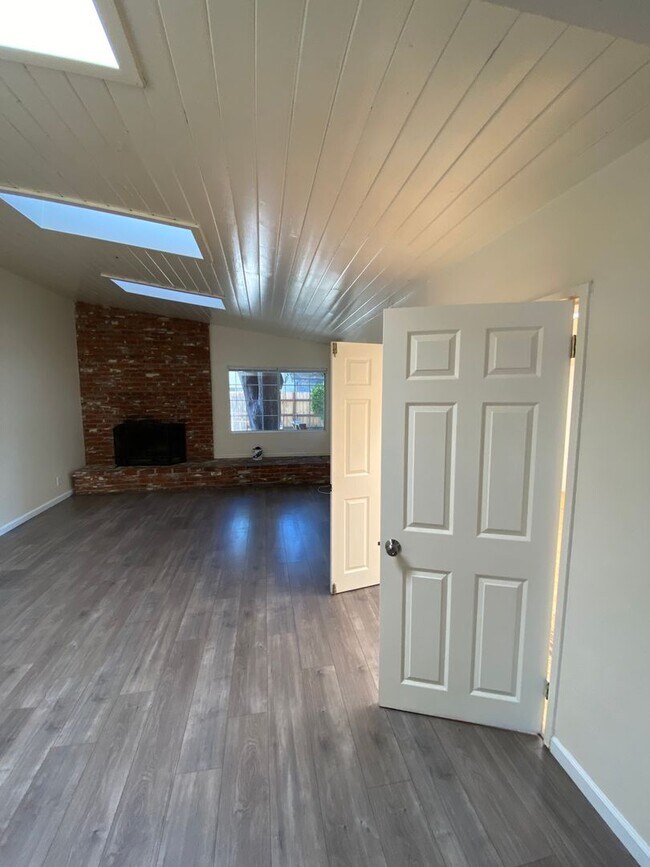 Building Photo - 6885 Pasado Rd