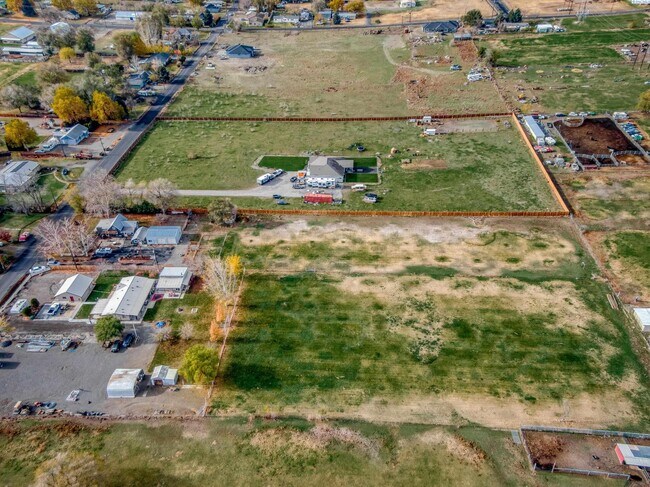 Building Photo - Large Shop w/Oversized Roll Up Doors and P...