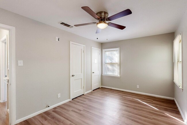 Building Photo - Charming 2-Bedroom Cottage with Big Backyard