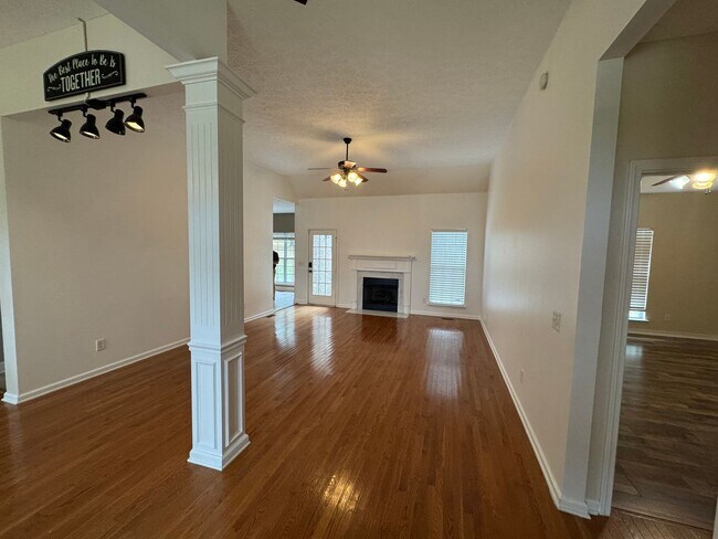 Building Photo - 836 Ridgetop Dr