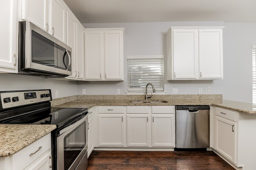 Building Photo - 9824 Birch Dr