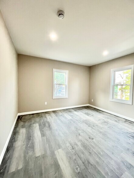 Building Photo - 16 Long Ave