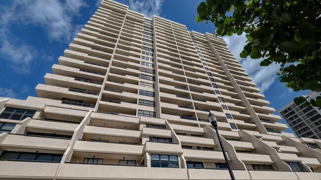 Building Photo - 2555 Collins Ave