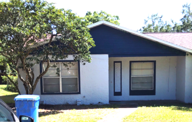 Building Photo - 2 bedroom 1 bath in a quiet neighborhood