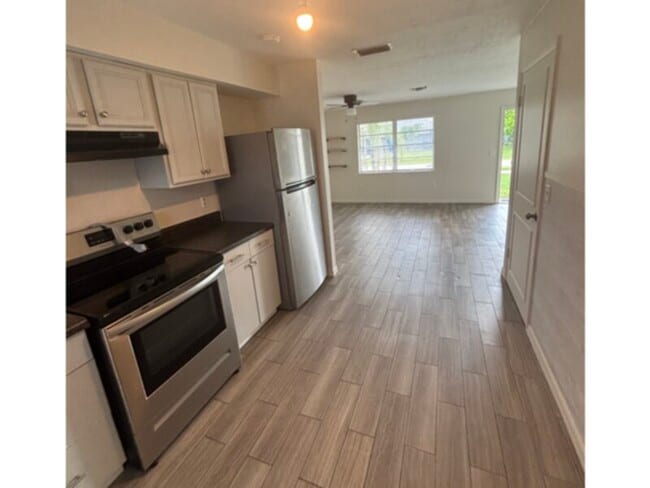 Building Photo - -AVAILABLE NOW! Updated 2BR/1BA Duplex  Fr...