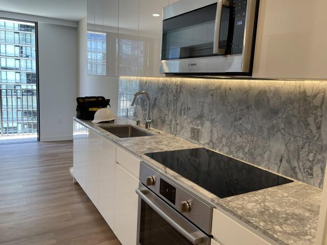 Building Photo - 987 Queen St