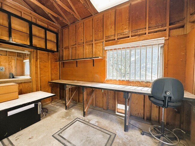 Building Photo - 402 Ormsby Ln