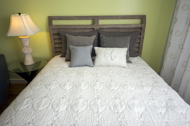 Building Photo - Furnished Studio in Old Town