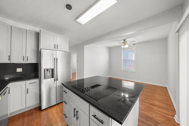 Building Photo - 7250 N Rogers Ave