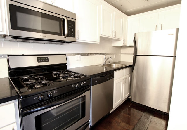 Building Photo - Burnside Villas Apartments...New York Style and Charm...CALL NOW!