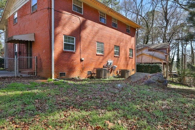 Building Photo - Newly Renovated Duplex