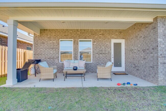 Building Photo - Modern 4BR/3BA Home with Loft, Spacious Yard & Blackwater Reserve Resort-Style Amenities-Now offe...