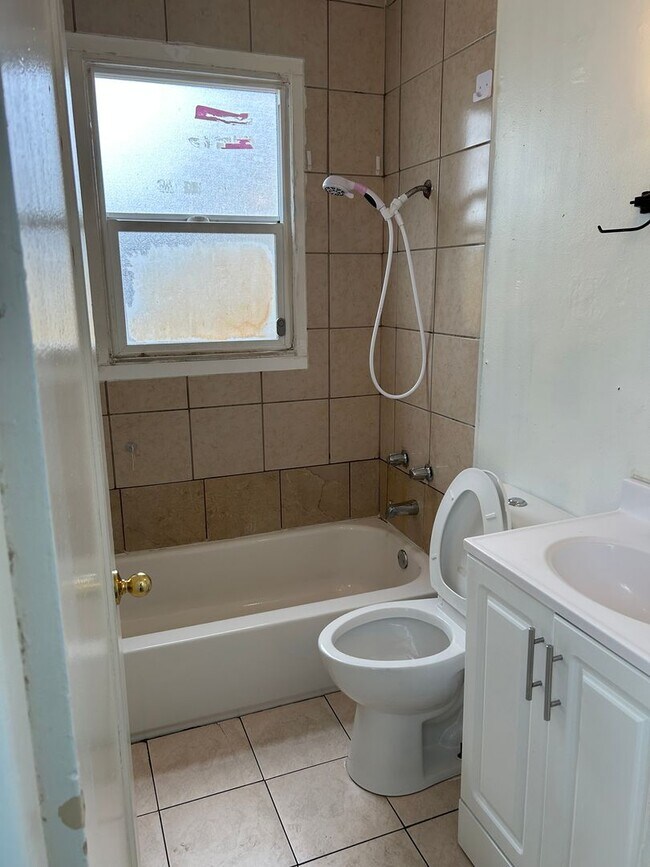 Building Photo - One Bedroom Near Downtown Hayward