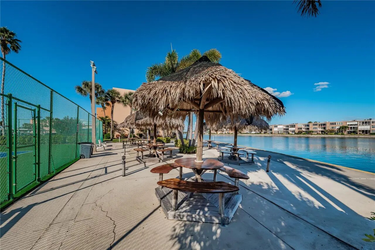 Building Photo - 7665 Sun Island Dr S