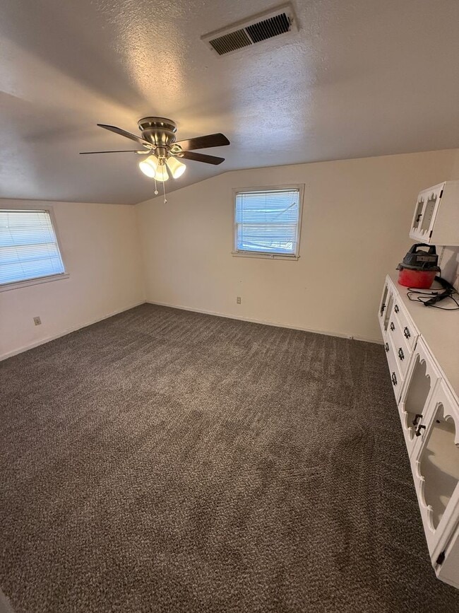 Building Photo - Pre Leasing for fall 2026! 5 bedroom 2 bath by LCU!