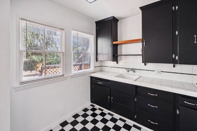 Building Photo - Private and comfortable 1 bed, 1 bath bungalow-style apartment in a West Hollywood triplex