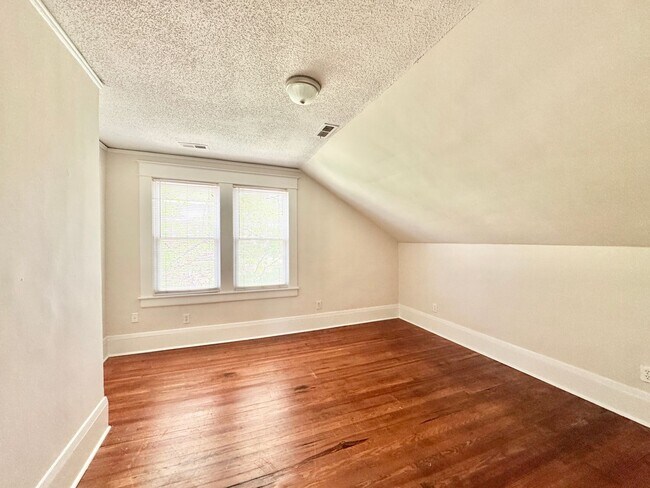 Building Photo - Adorable 2 Bedroom - Upstairs Unit Conveni...