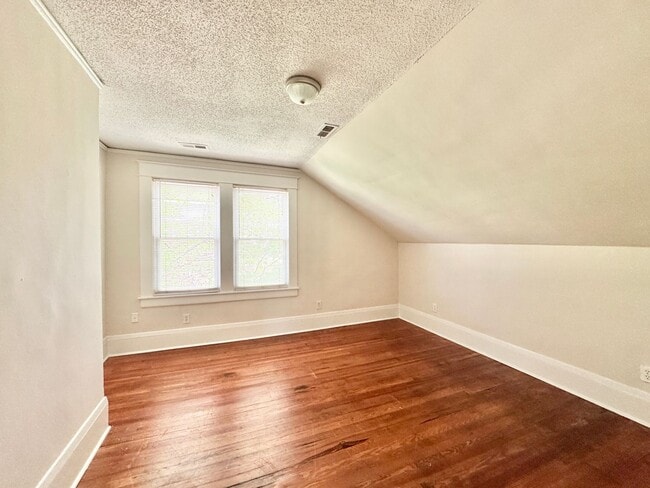 Building Photo - Adorable 2 Bedroom - Upstairs Unit Convenient to Downtown Greensboro & UNCG!