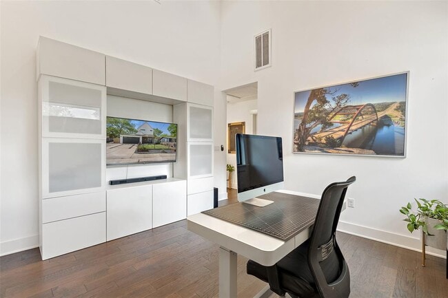 Building Photo - 2917 E 13th St