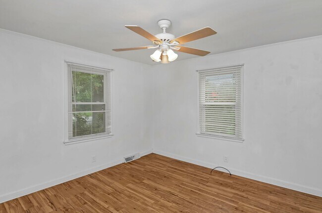 Building Photo - Charming 3-Bed Home in Olympia – Steps fro...