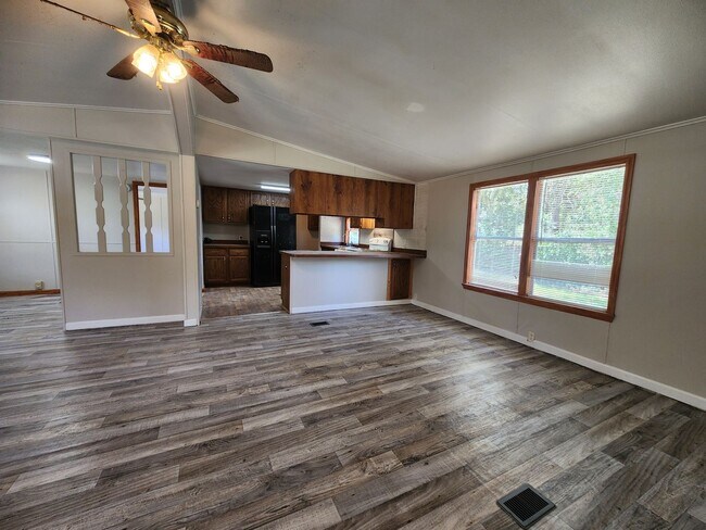 Building Photo - 3 bed, 2 bath on 1/3 Acre of FENCED land.