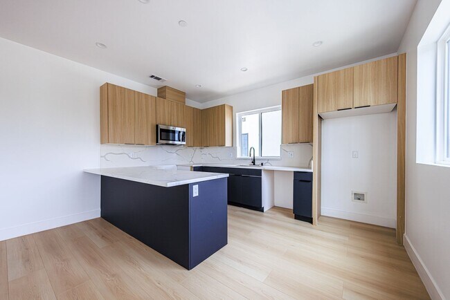 Building Photo - 1013 S Citrus Ave