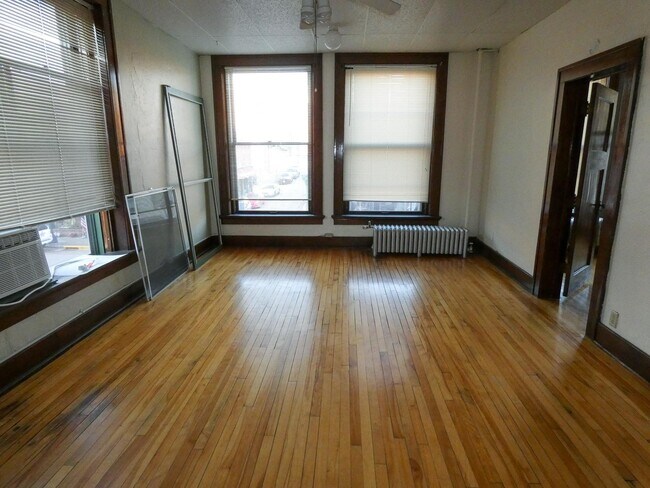 Building Photo - 15 E Main St