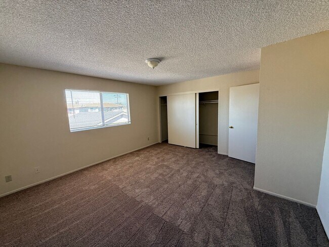 Building Photo - R09-011-MF