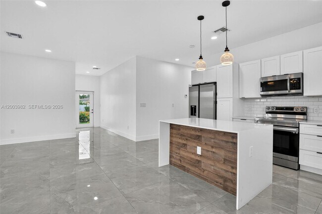 Building Photo - 655 NW 24th Ave