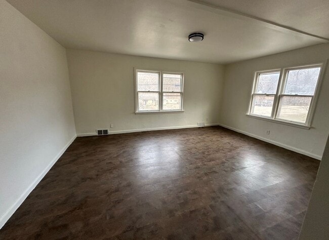 Building Photo - 2b/1b with Great Upgrades in a very convenient location!!!