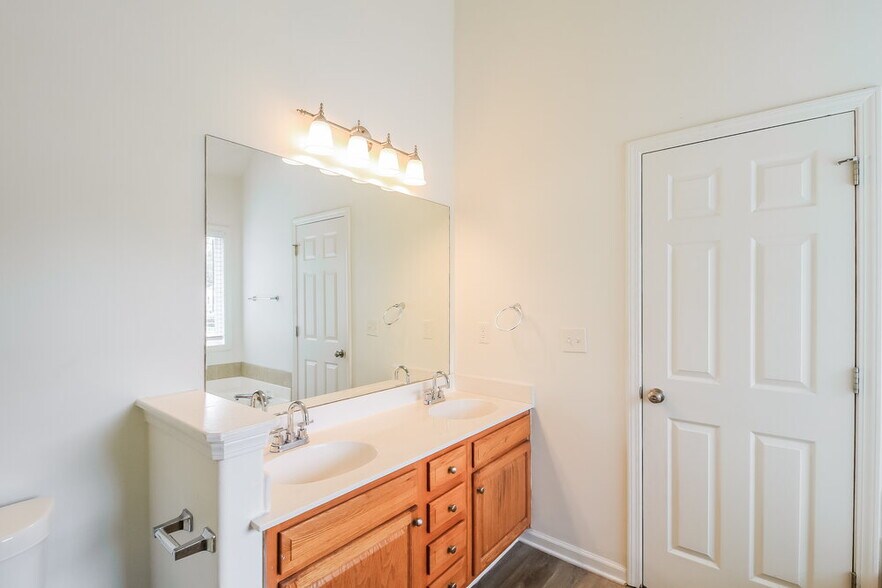 Building Photo - 215 Trelawney Pl