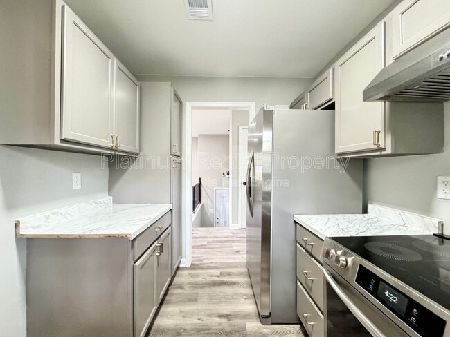 Building Photo - 908 Pinecrest Cove