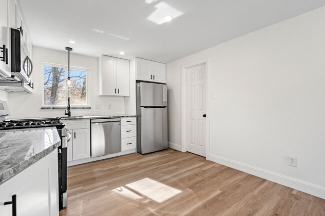 Building Photo - Newly Renovated 3 Bed/2.5 Bath Home - Cent...