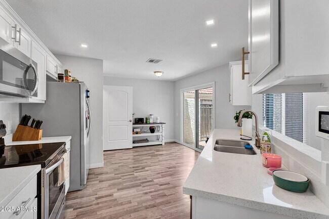 Building Photo - 1510 E Commerce Ave