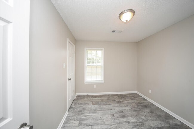 Building Photo - 6580 Silver Oak Cove