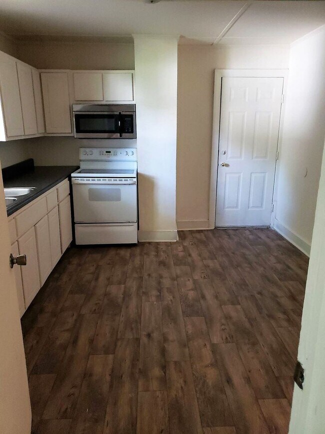 Building Photo - 1500 W 4th St