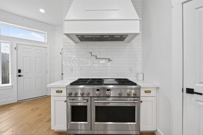 Building Photo - 927 W 25th St