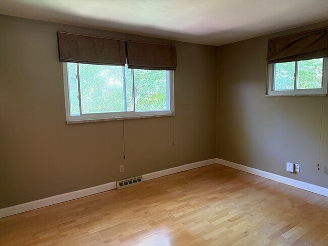 Building Photo - Lindbergh Schools 3BD 2.5 Bth Open Floor Plan