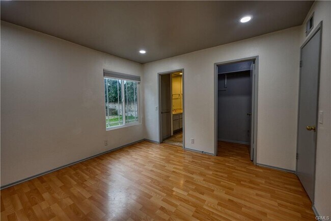 Building Photo - 3018 Oakwood Ln